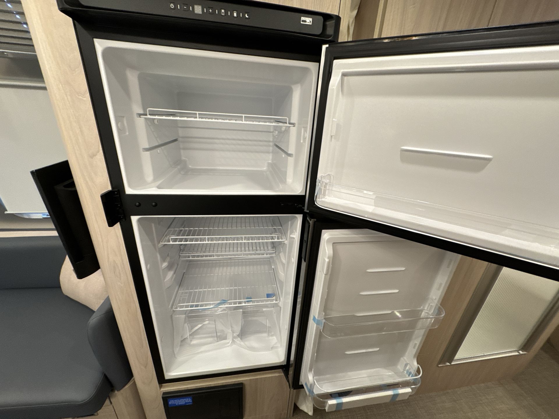 2025 Airstream 27FBQ Base