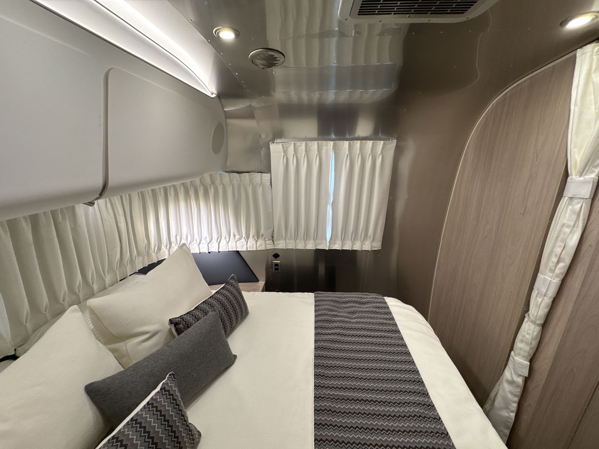 2025 Airstream 27FBQ Base