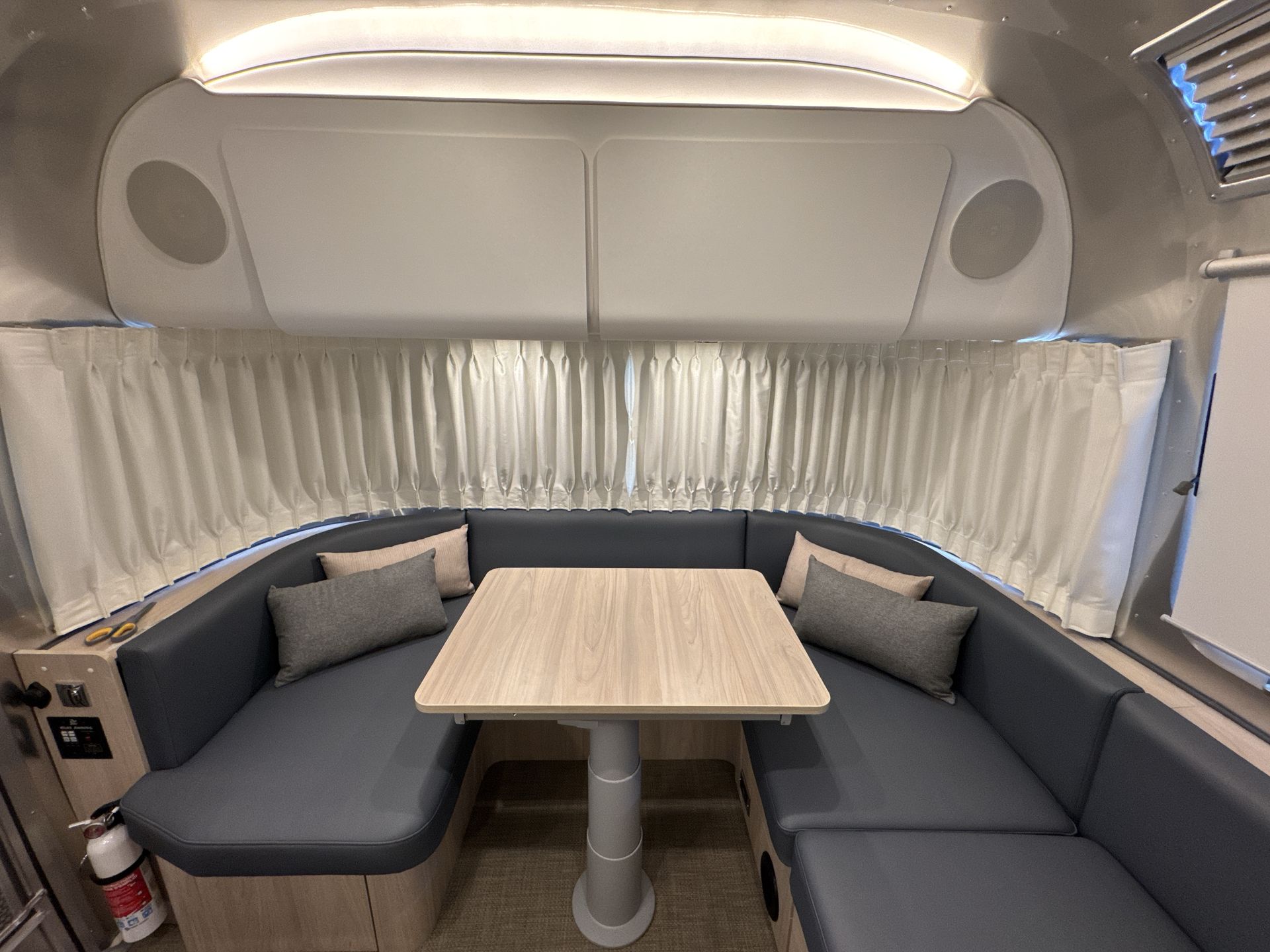 2025 Airstream 27FBQ Base