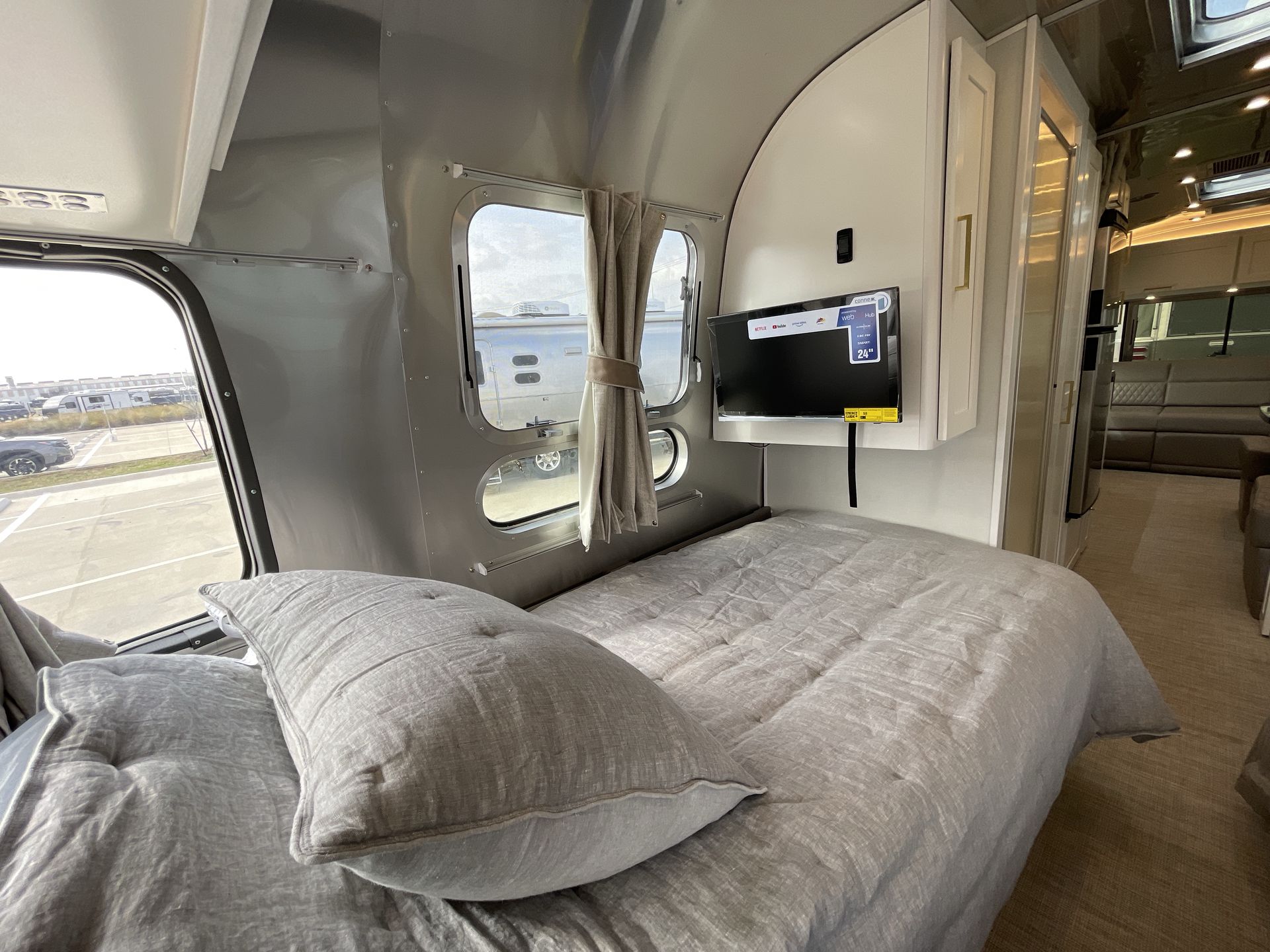 2026 Airstream 28RBT Base