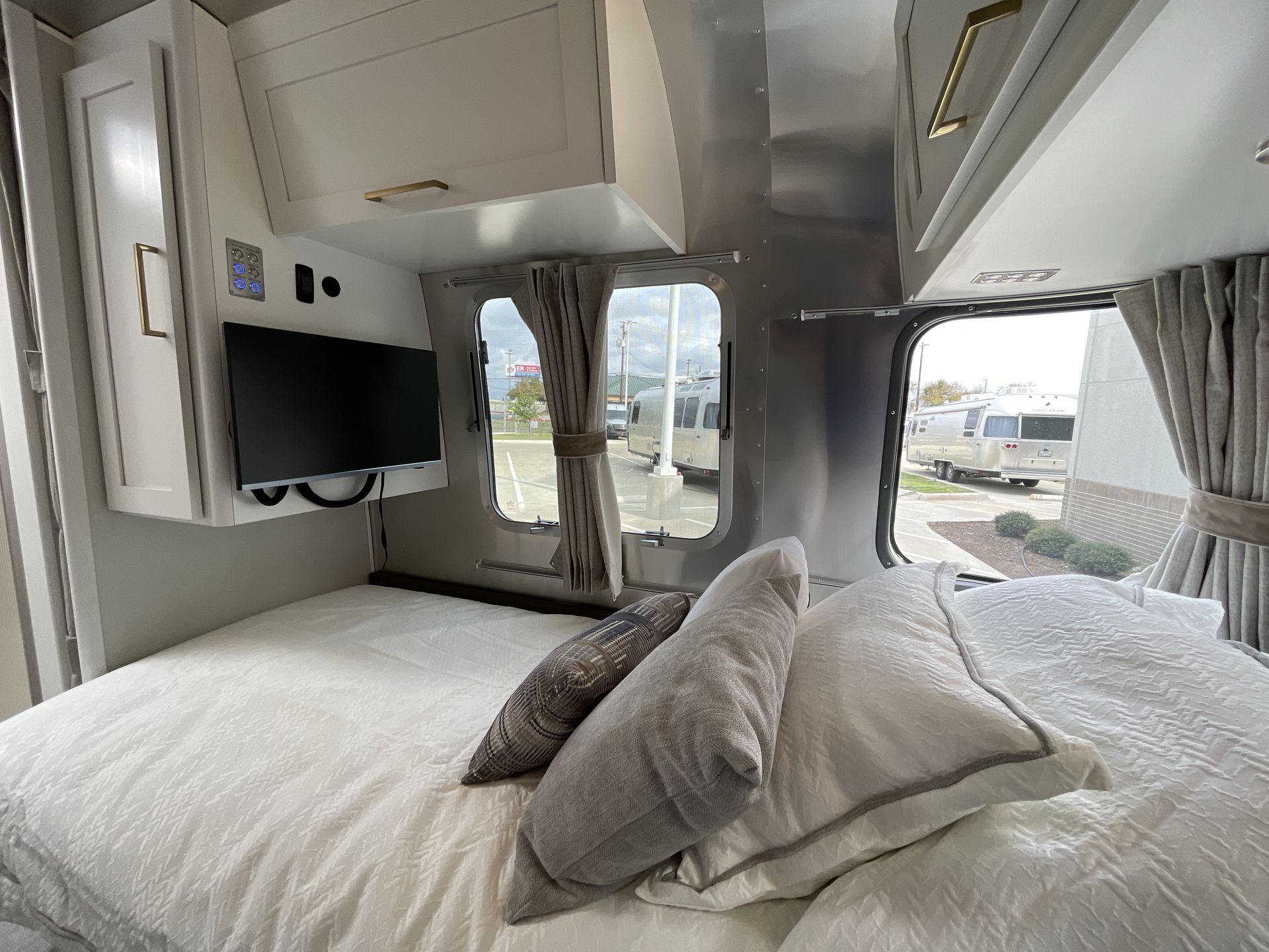2026 Airstream 30RBT Base