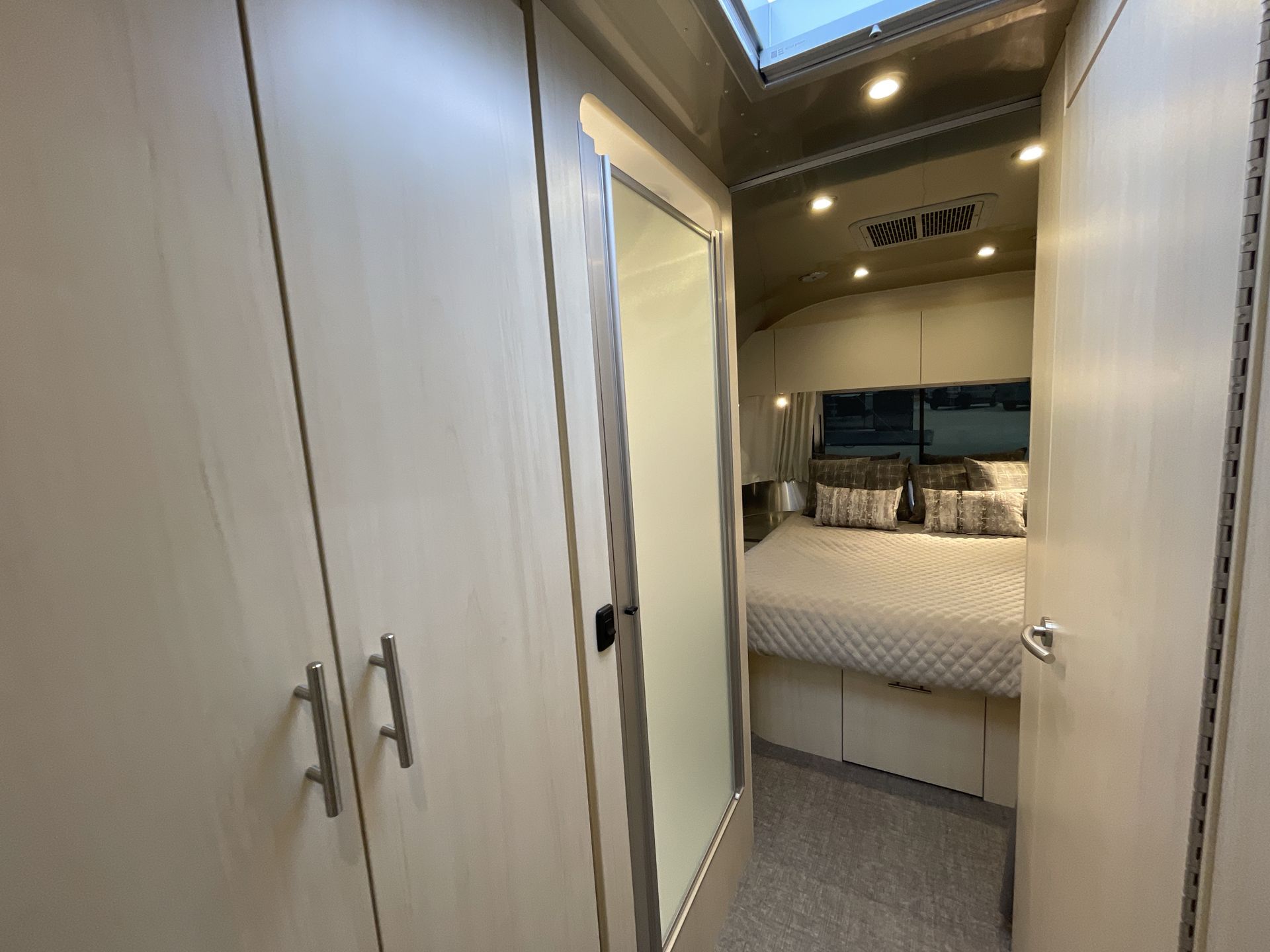2026 Airstream 27FBQ Base