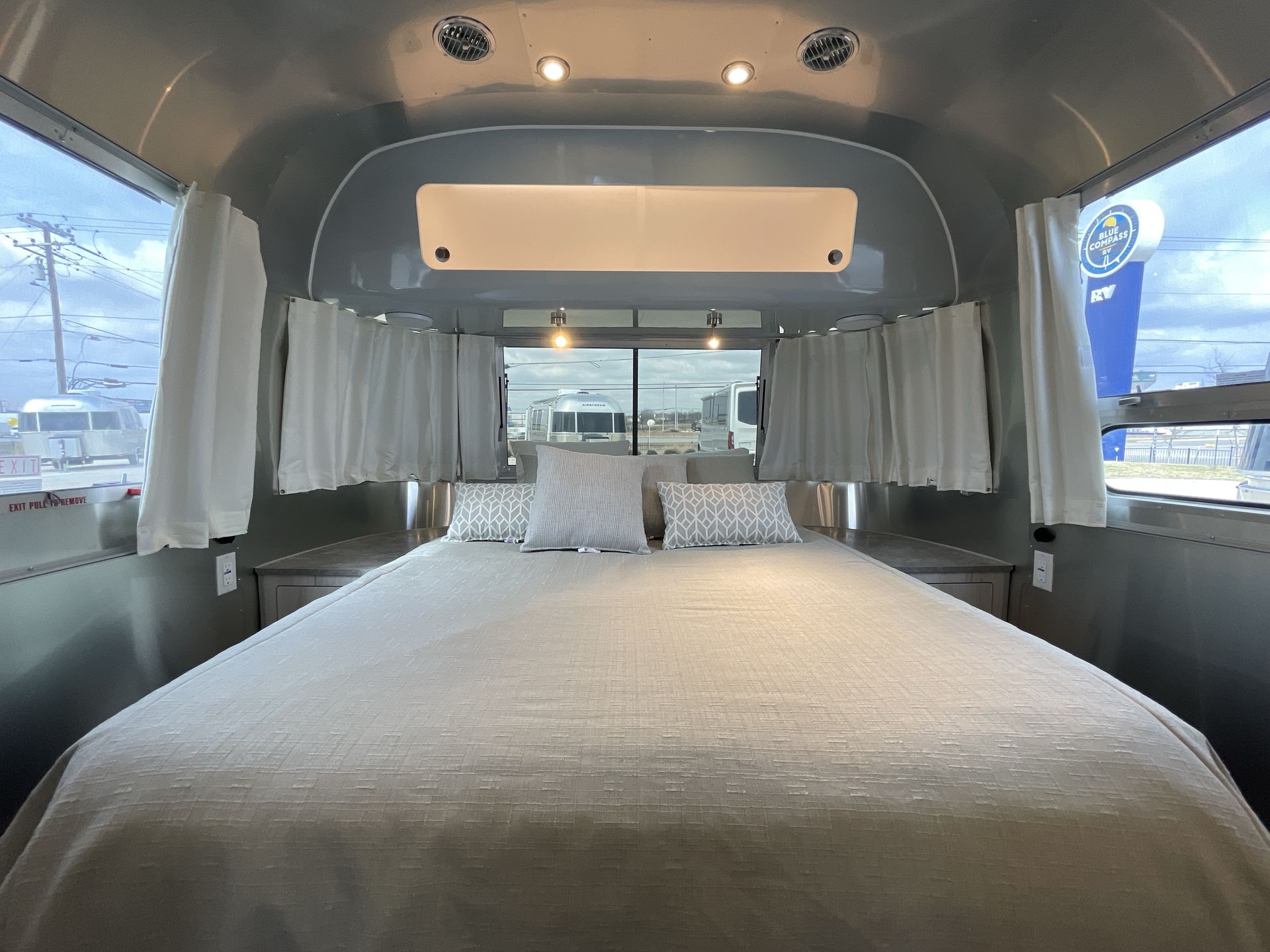 2026 Airstream 27FBQ Base