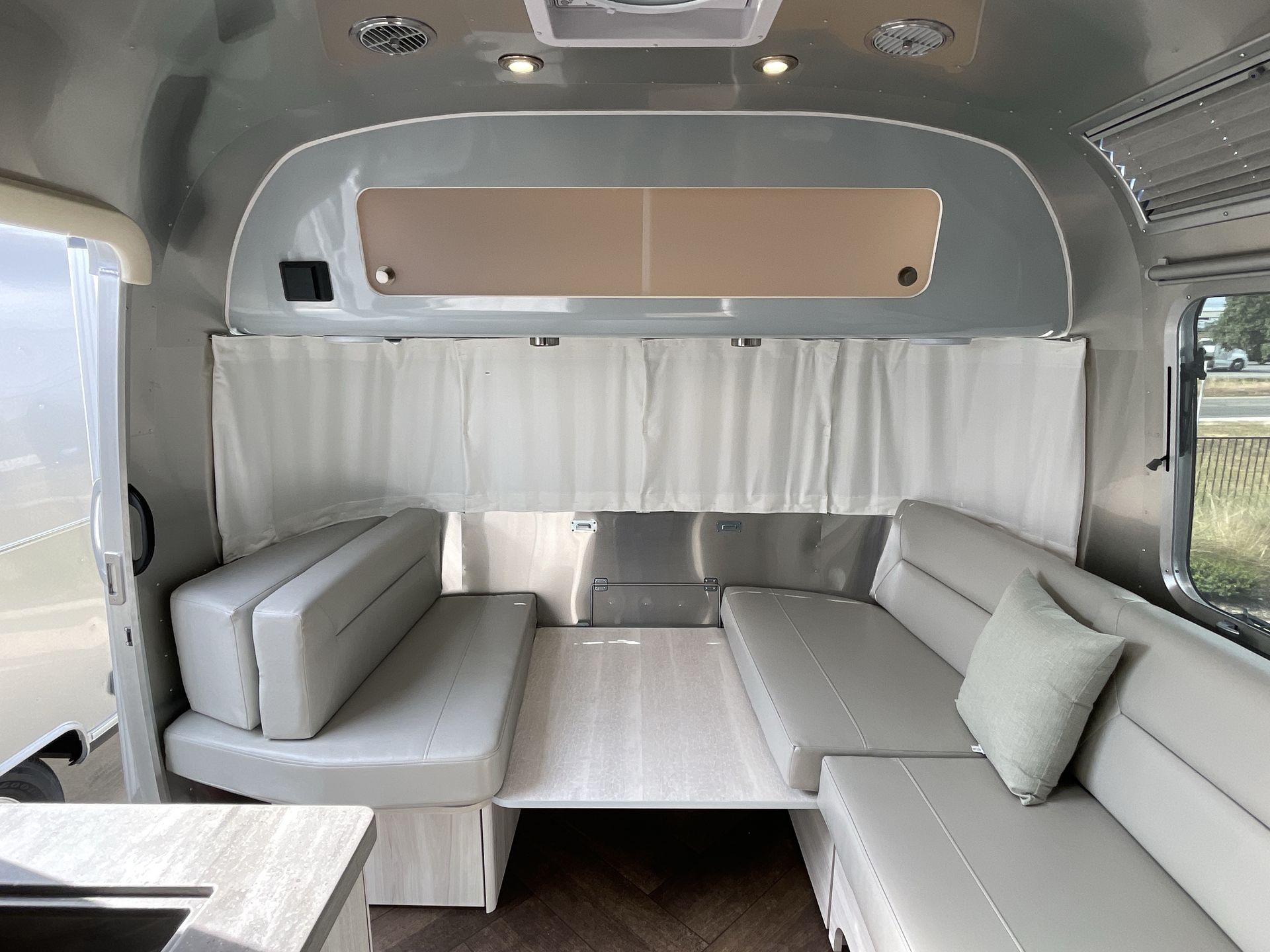 2026 Airstream 27FBQ Base