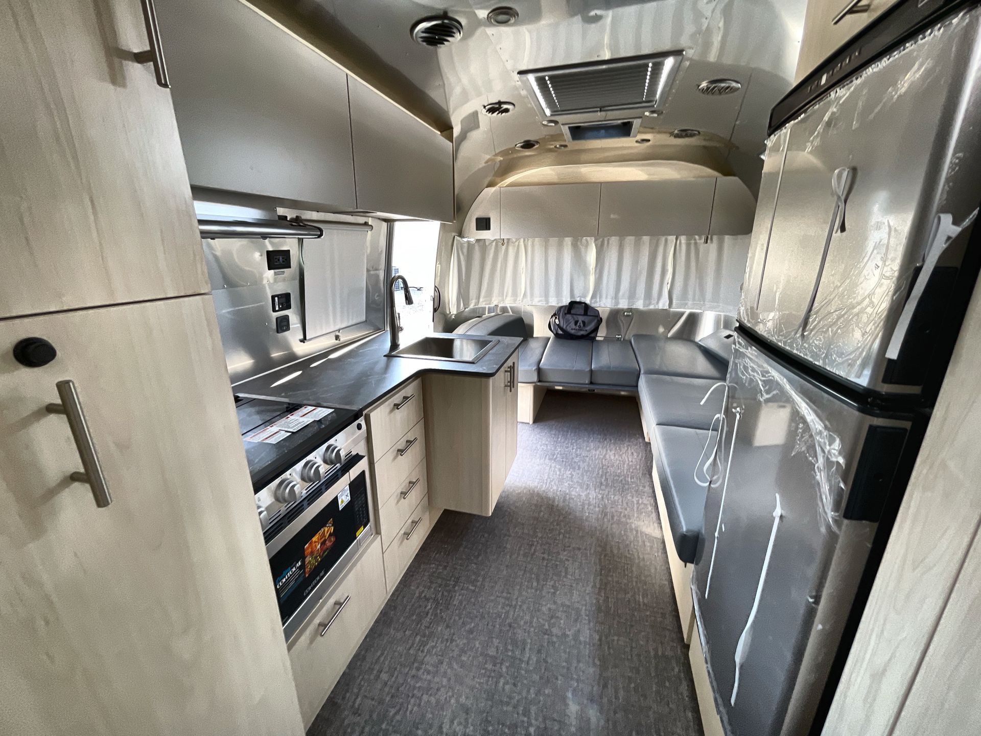 2026 Airstream 27FBT Base