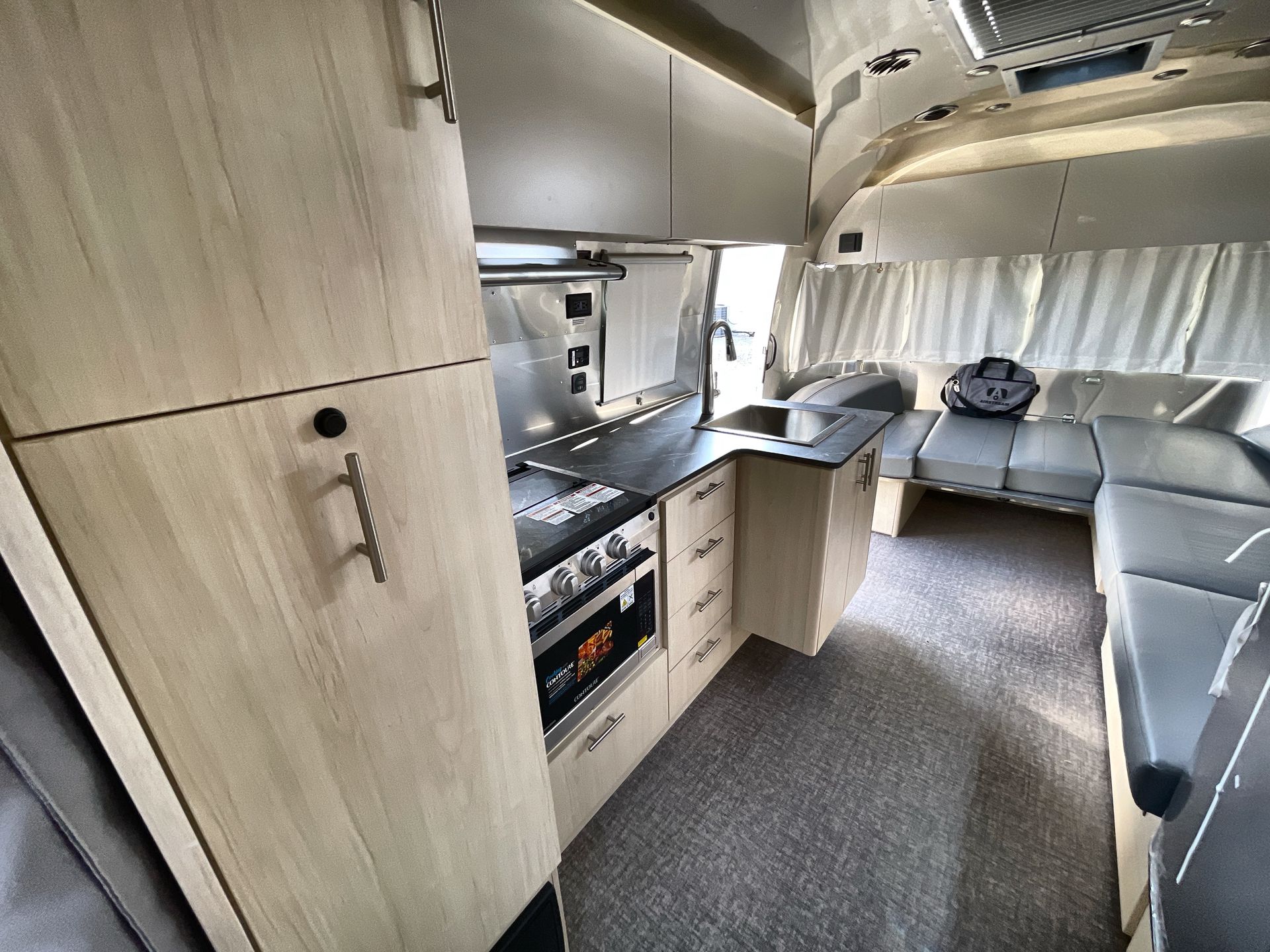 2026 Airstream 27FBT Base