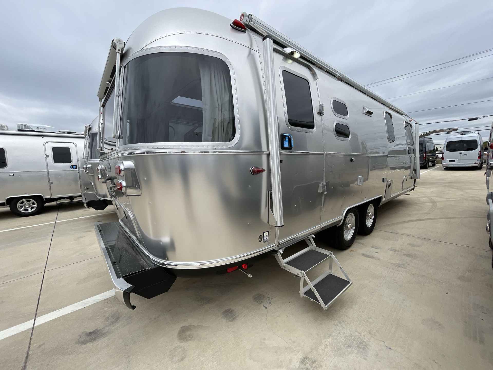 2026 Airstream 27FBT Base