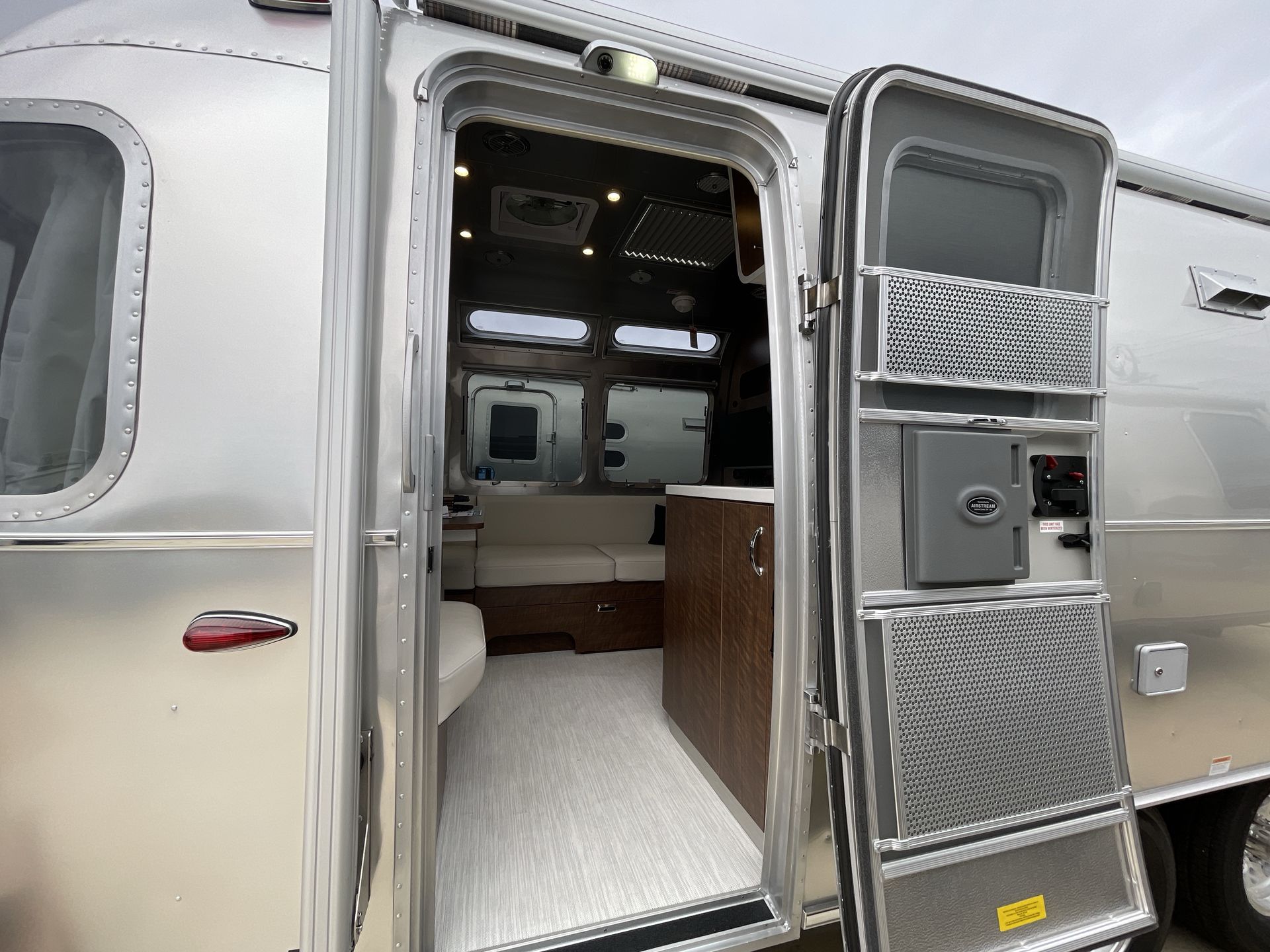 2026 Airstream 27FBT Base