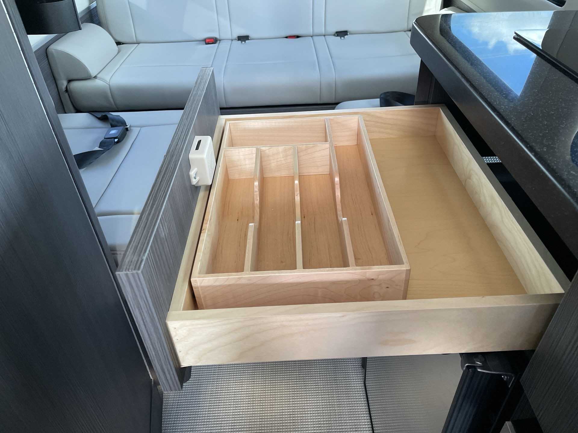 2026 Airstream 24GL 4x2 Passenger Base