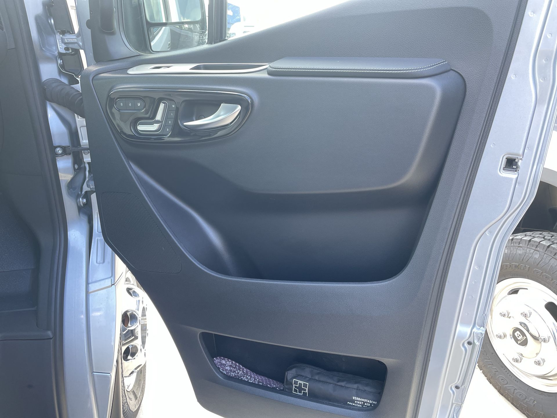 2026 Airstream 24GL 4x2 Passenger Base