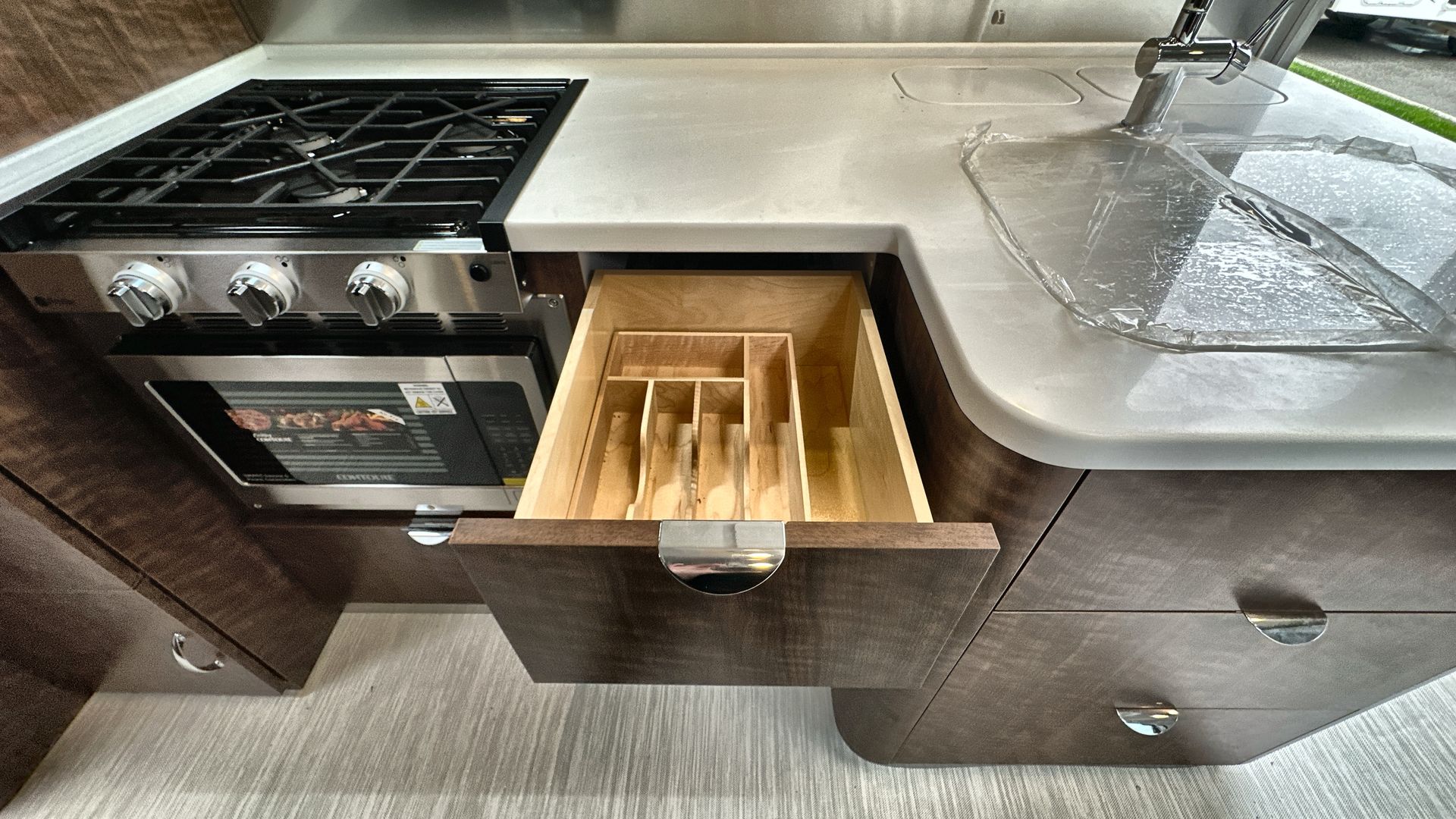 2025 Airstream 27FBQ Base