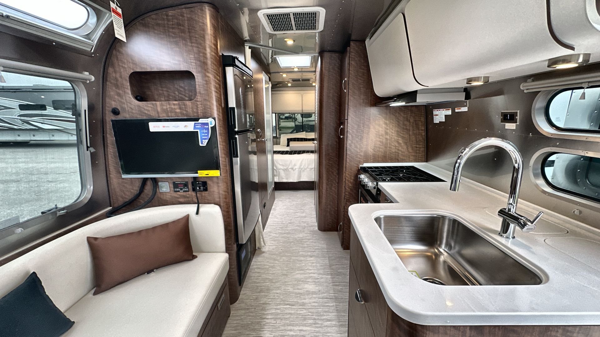 2025 Airstream 27FBQ Base