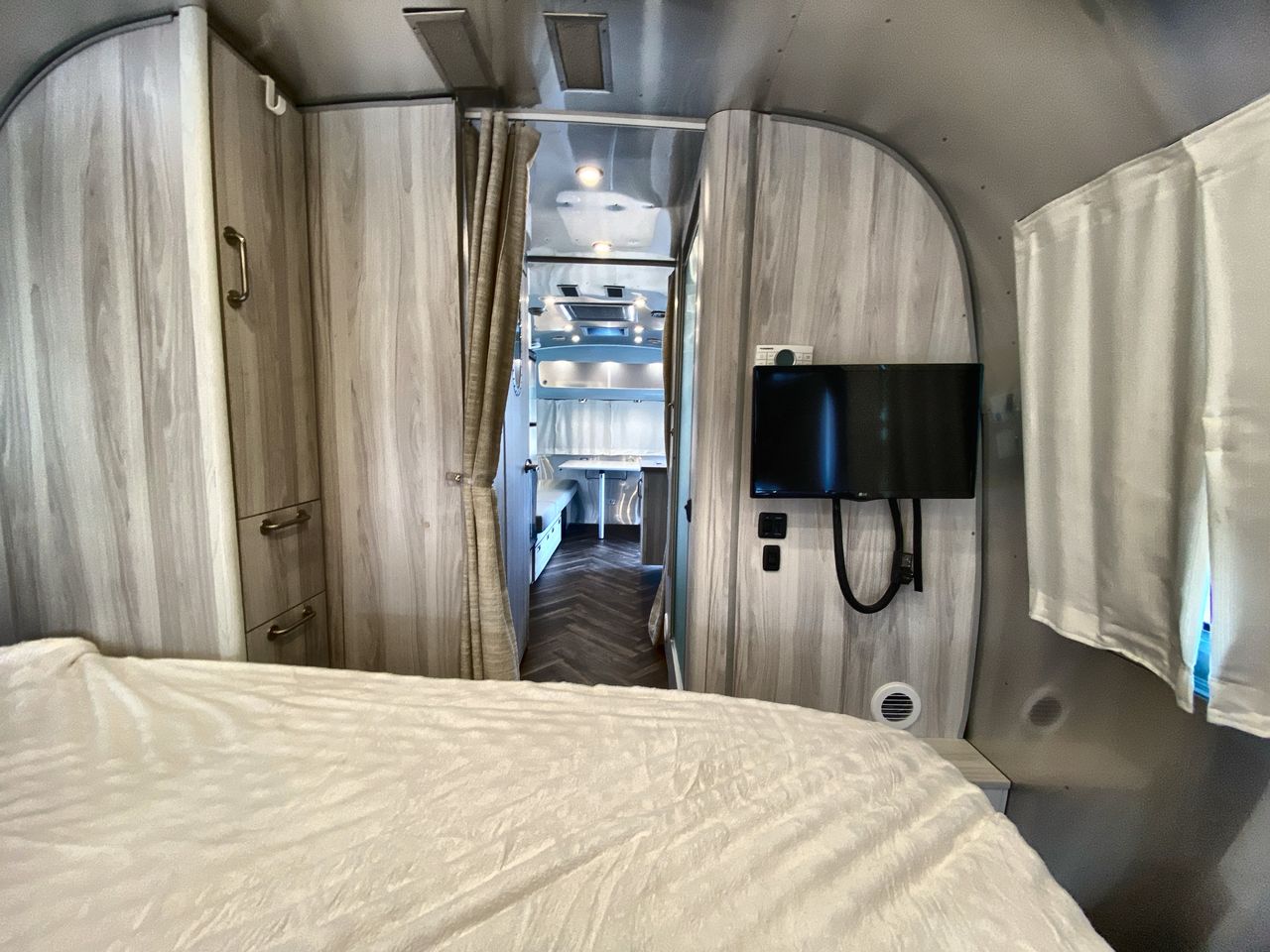 2022 Airstream 25RB Queen Base