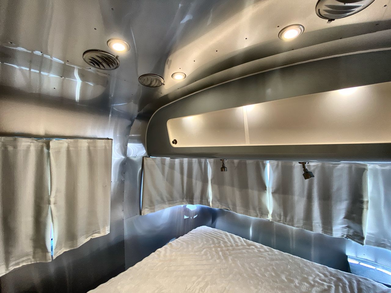 2022 Airstream 25RB Queen Base