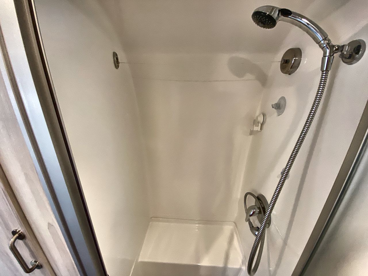 2022 Airstream 25RB Queen Base