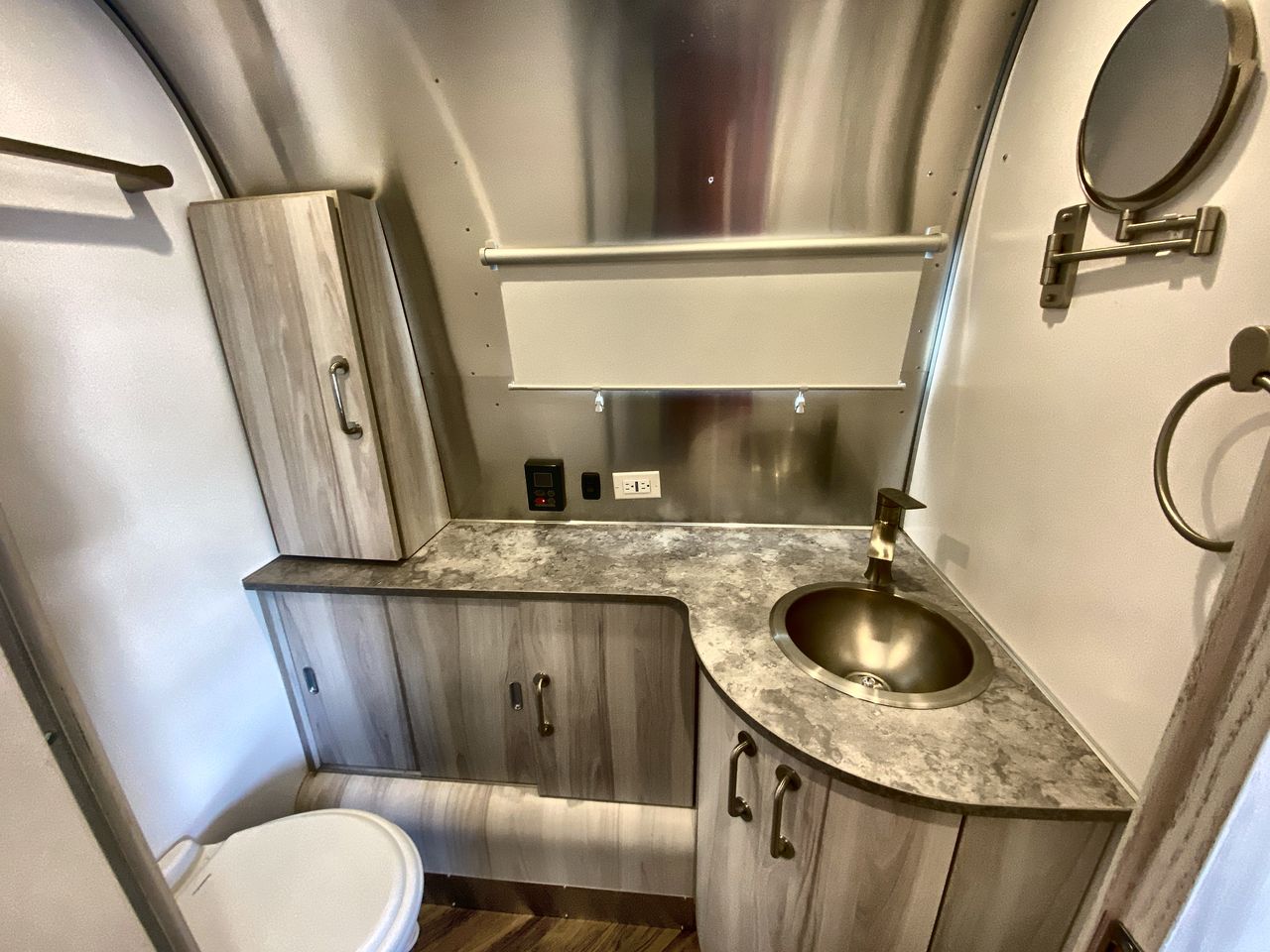 2022 Airstream 25RB Queen Base