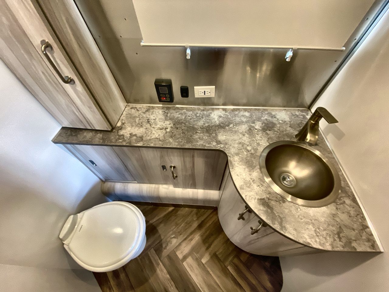 2022 Airstream 25RB Queen Base