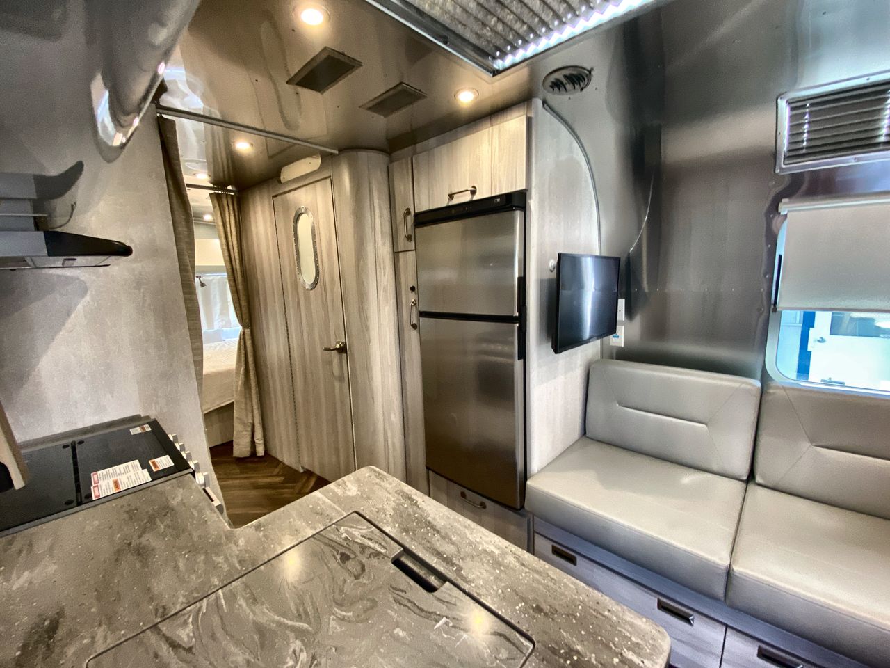 2022 Airstream 25RB Queen Base