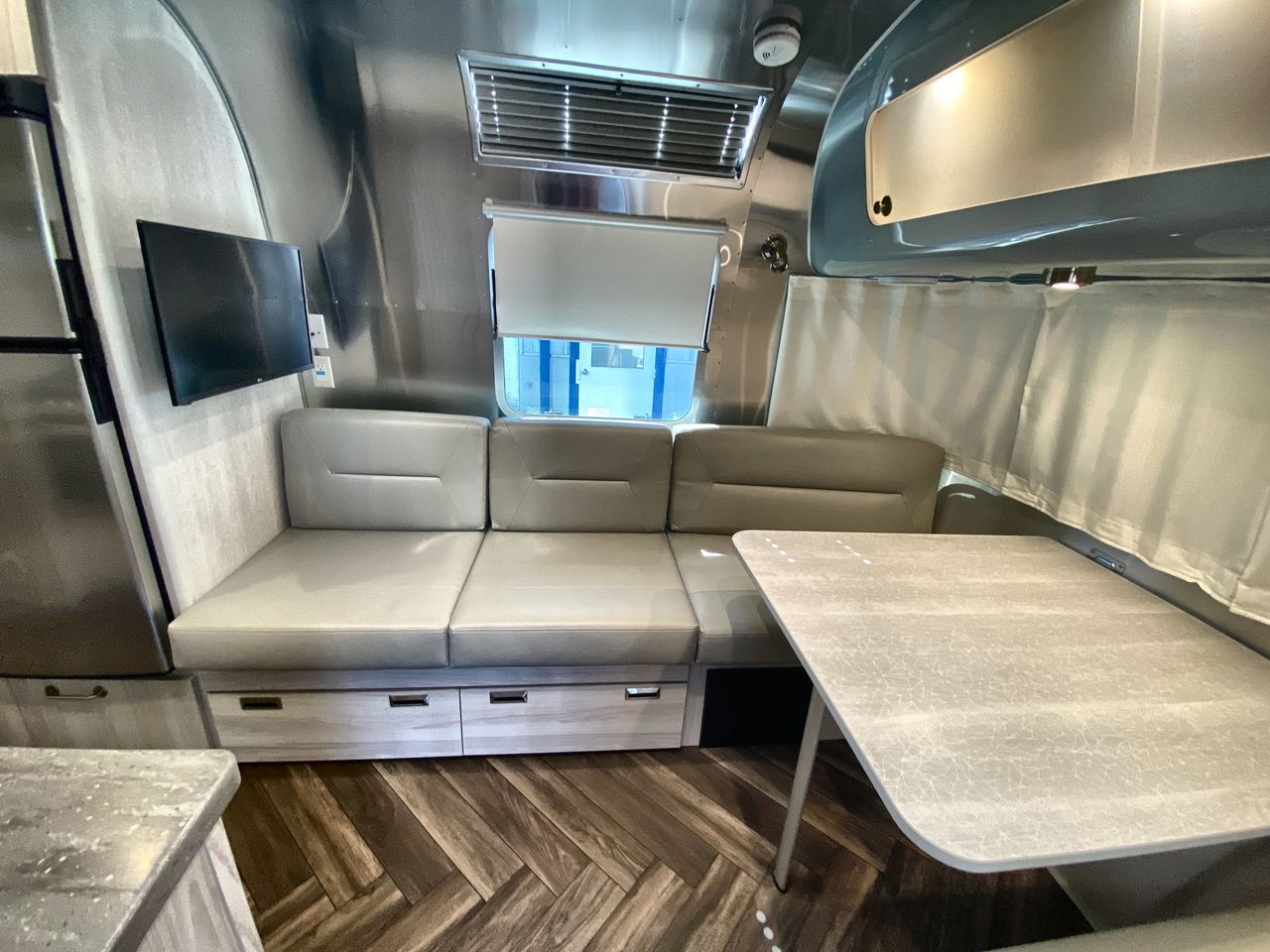 2022 Airstream 25RB Queen Base