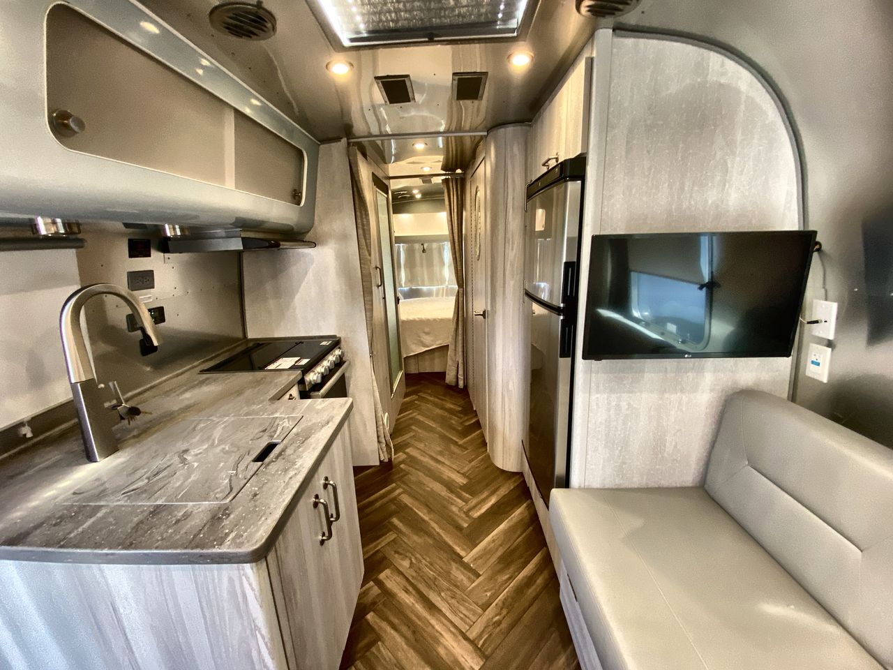 2022 Airstream 25RB Queen Base