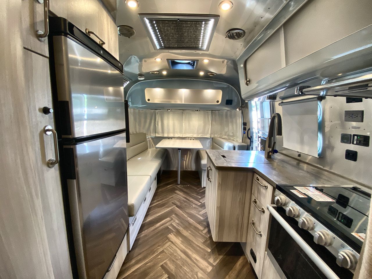 2022 Airstream 25RB Queen Base