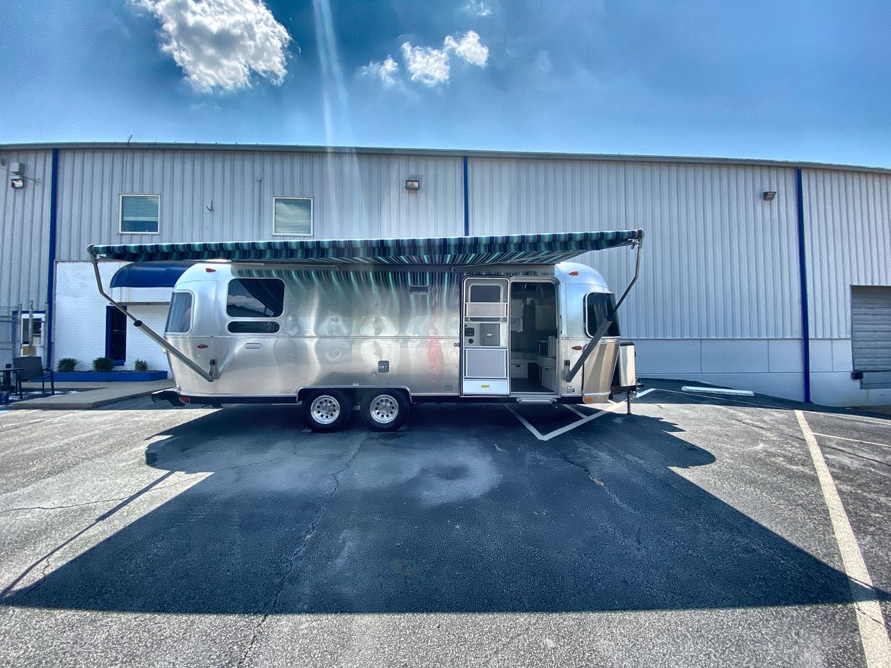 2022 Airstream 25RB Queen Base