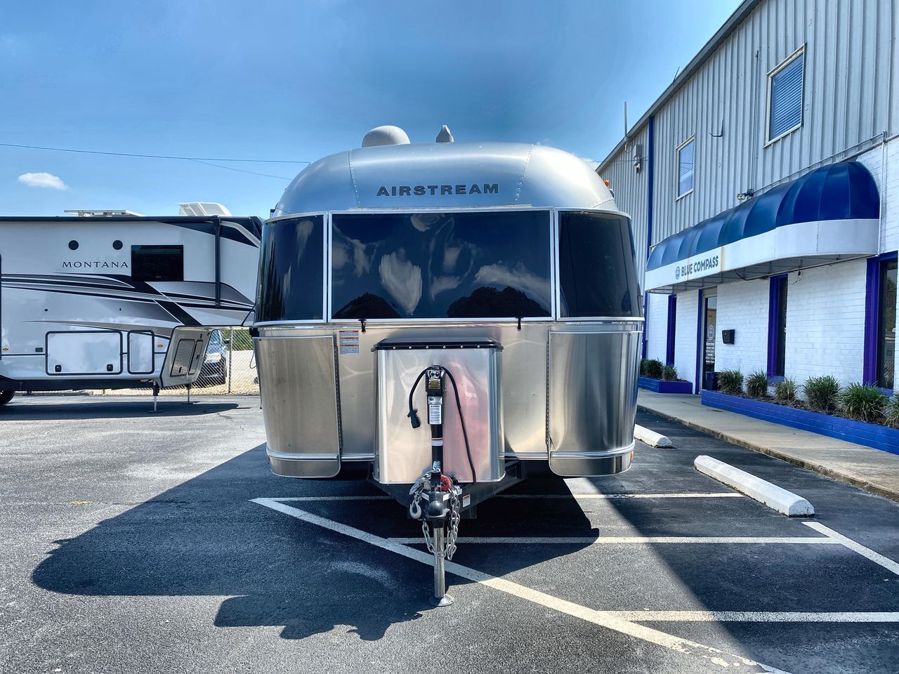 2022 Airstream 25RB Queen Base