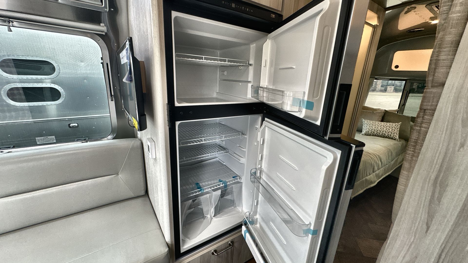 2025 Airstream 25FBT Base