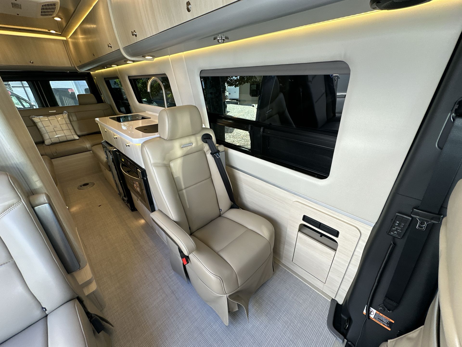 2026 Airstream 24GL 4x2 Passenger Base