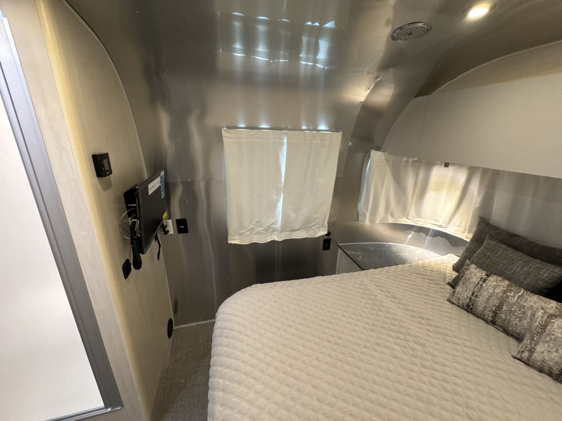 2026 Airstream 27FBQ Base