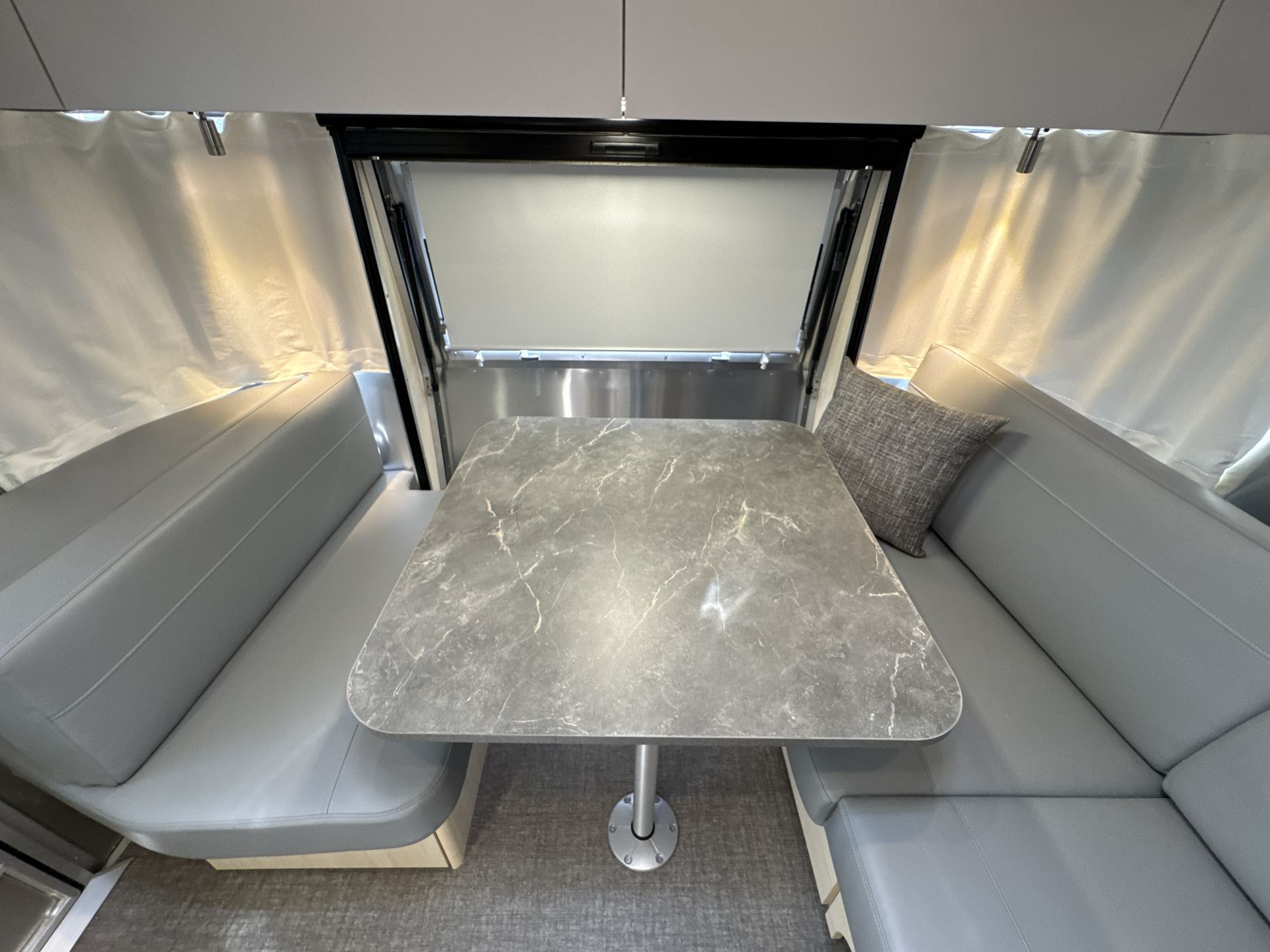 2026 Airstream 27FBQ Base