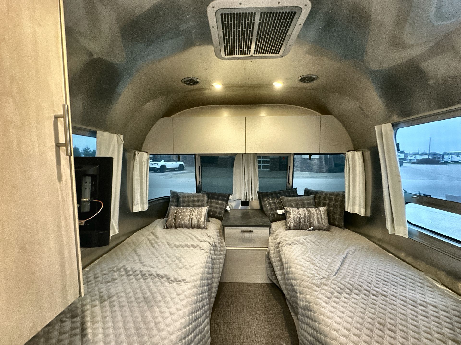 2026 Airstream 27FBT Base