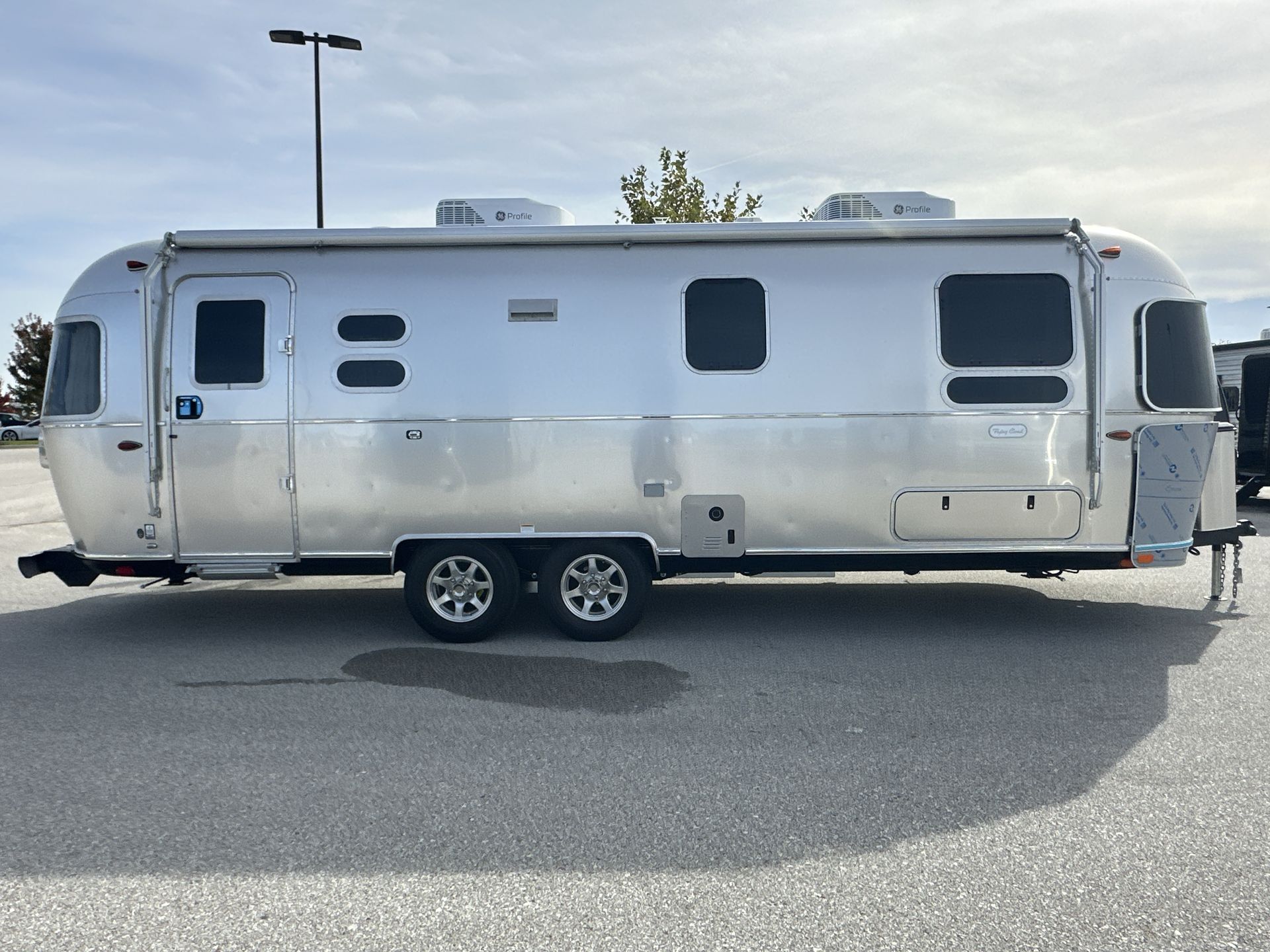 2026 Airstream 27FBT Base