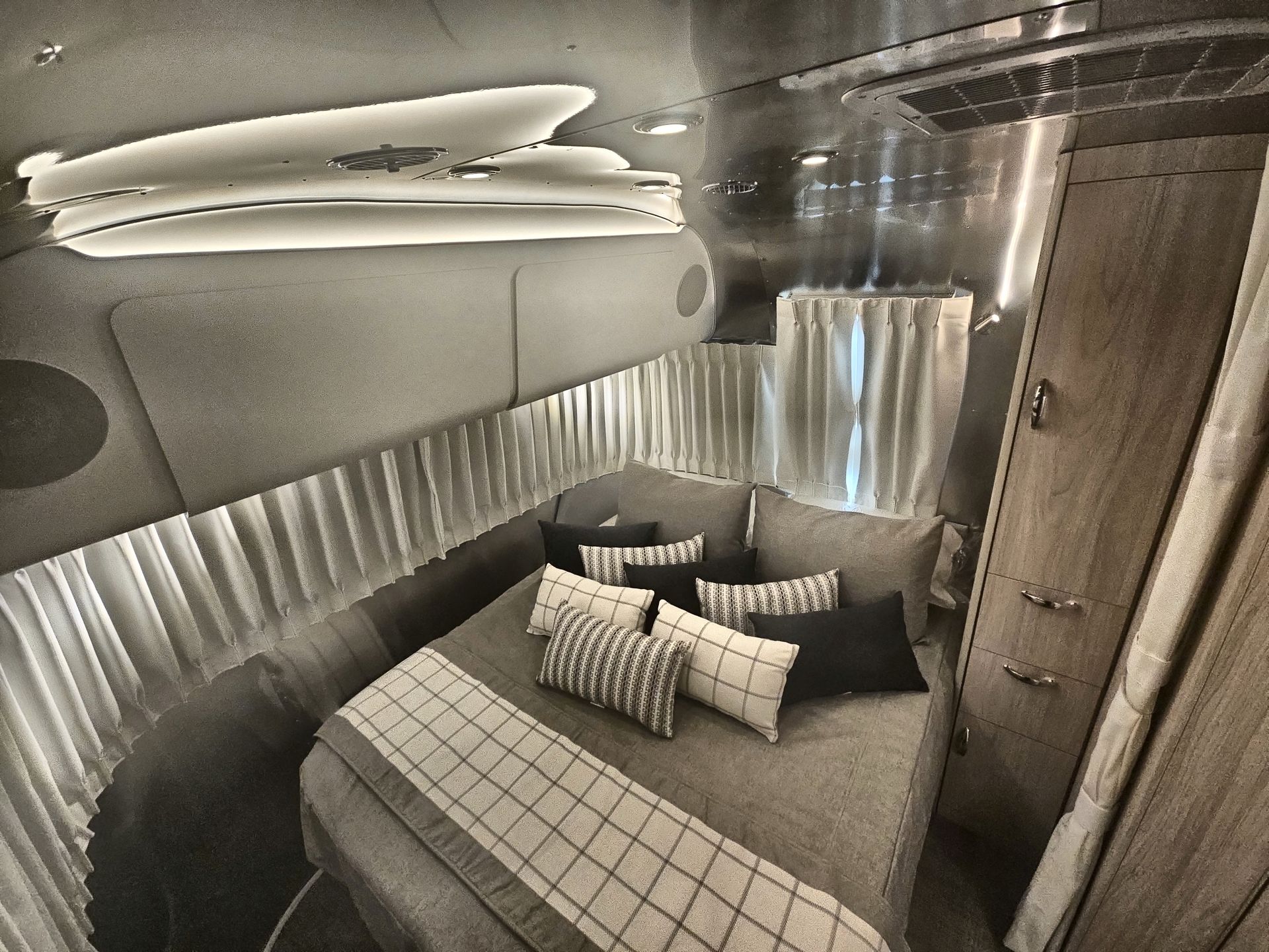 2026 Airstream 25FBQ Base