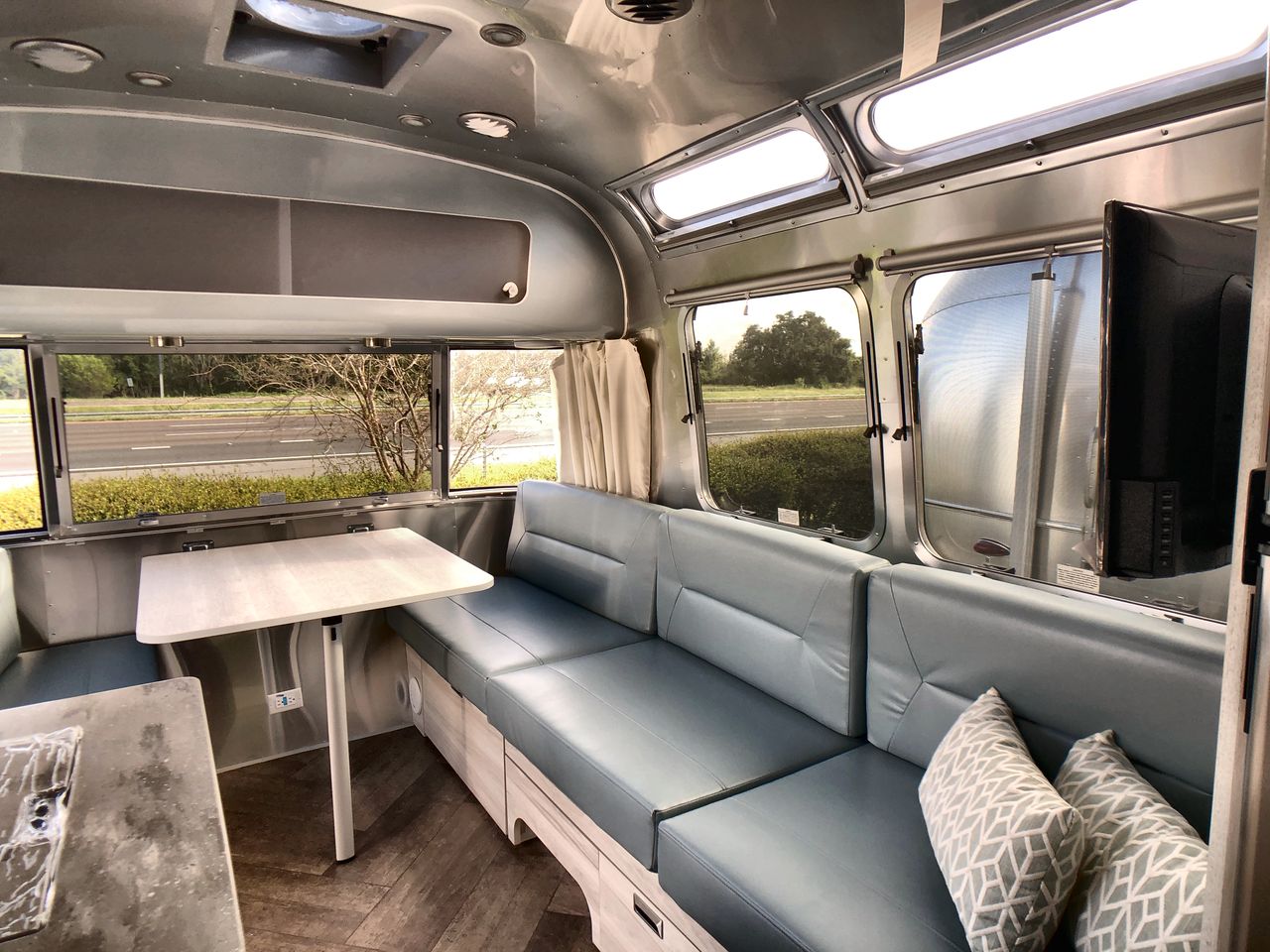 2026 Airstream 25FBQ Base