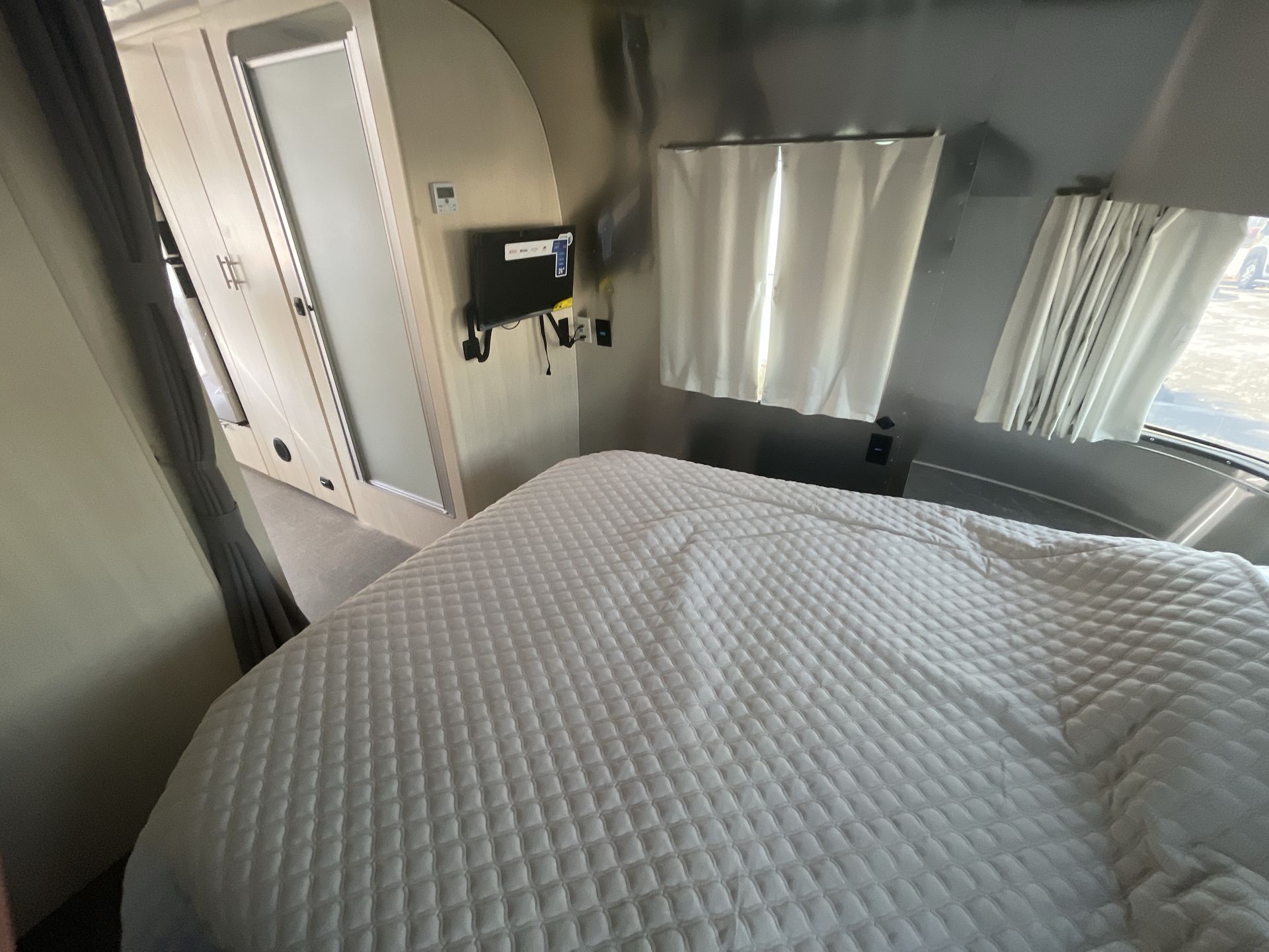 2025 Airstream 27FBQ Base