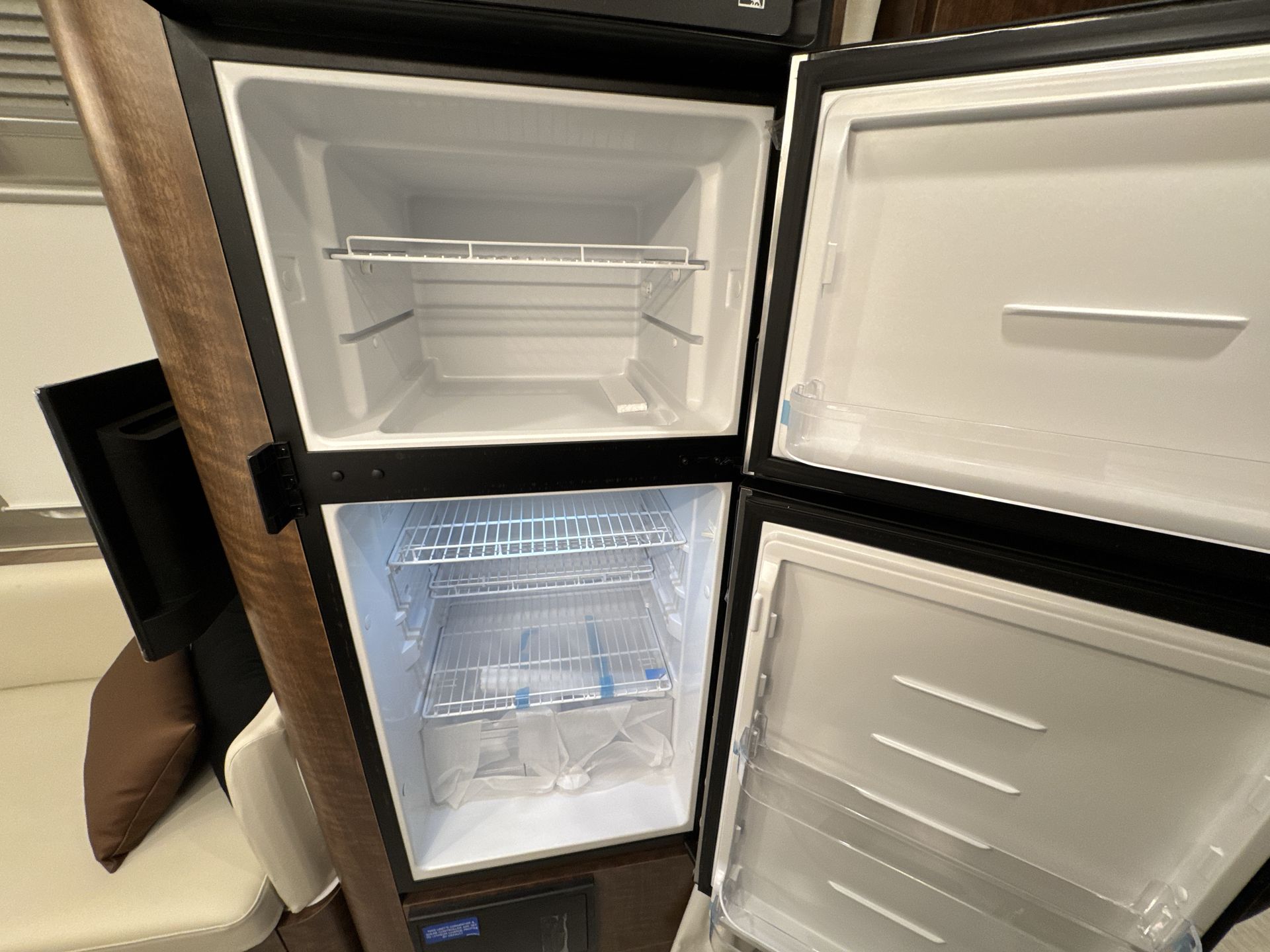 2026 Airstream 27FBT Base