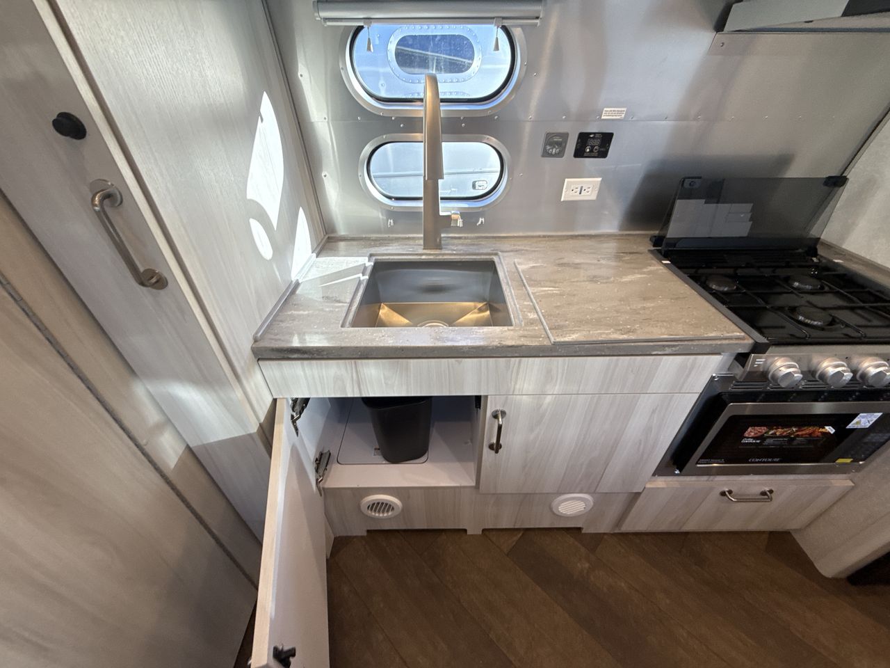 2026 Airstream 23FBT Base