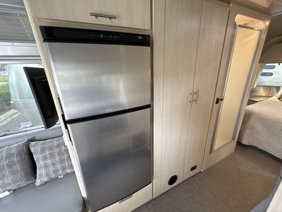 2025 Airstream 27FBQ Base