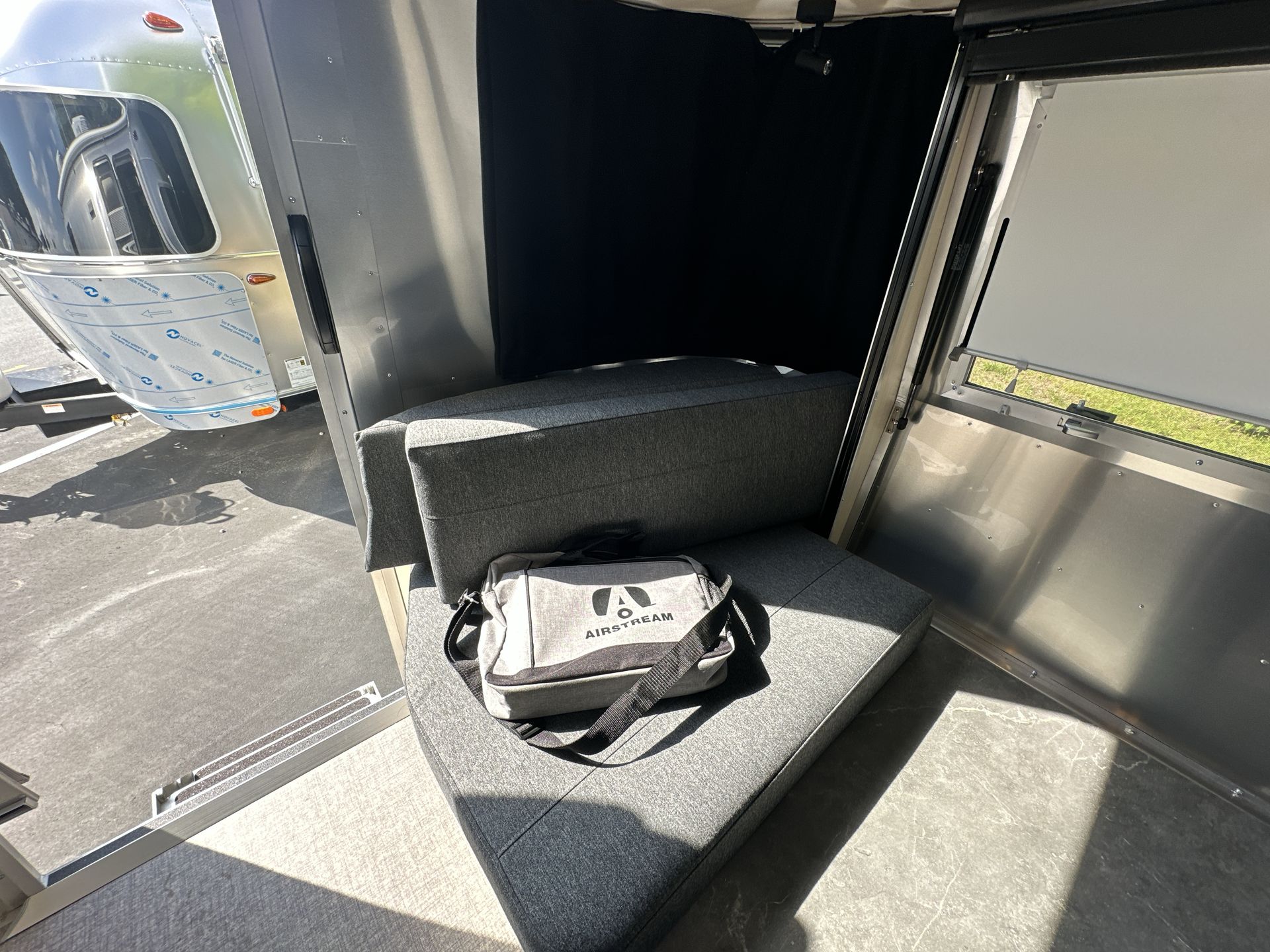 2025 Airstream 27FBQ Base