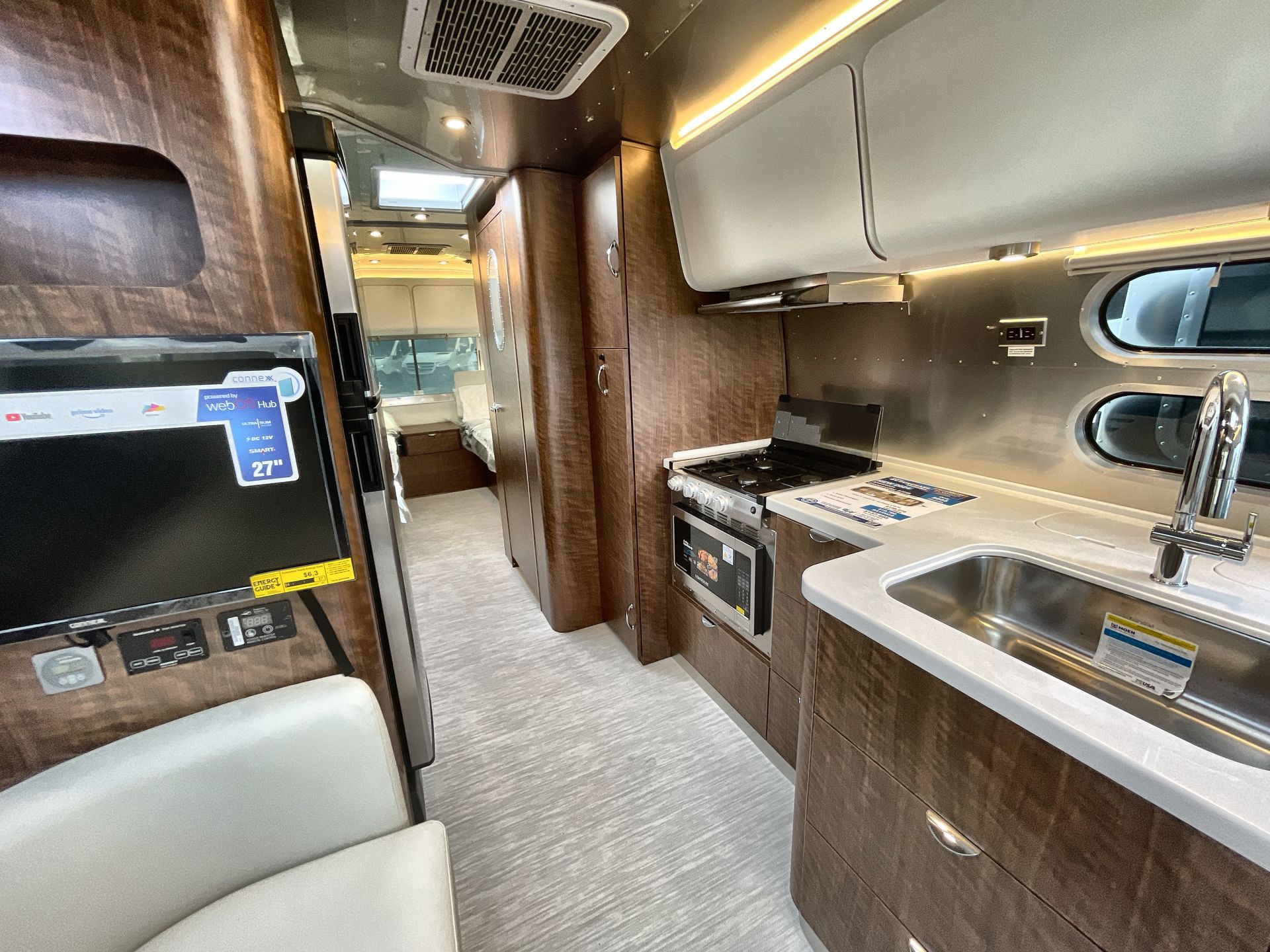2026 Airstream 27FBT Base