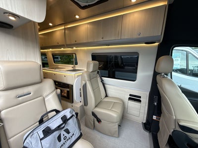 2026 Airstream 24GL 4x2 Passenger Base