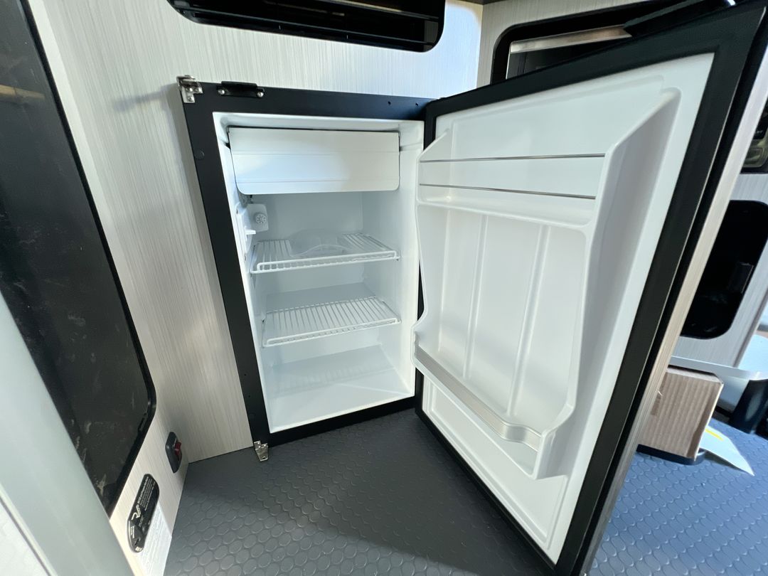 2025 Airstream 16X Base