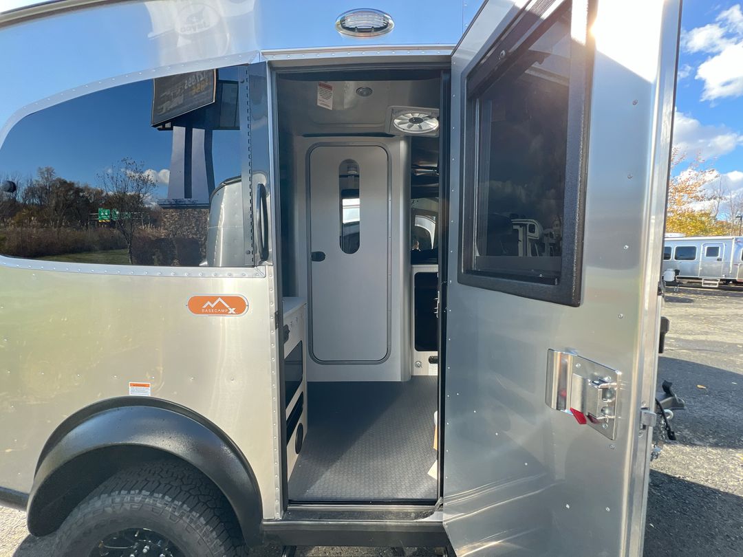 2025 Airstream 16X Base