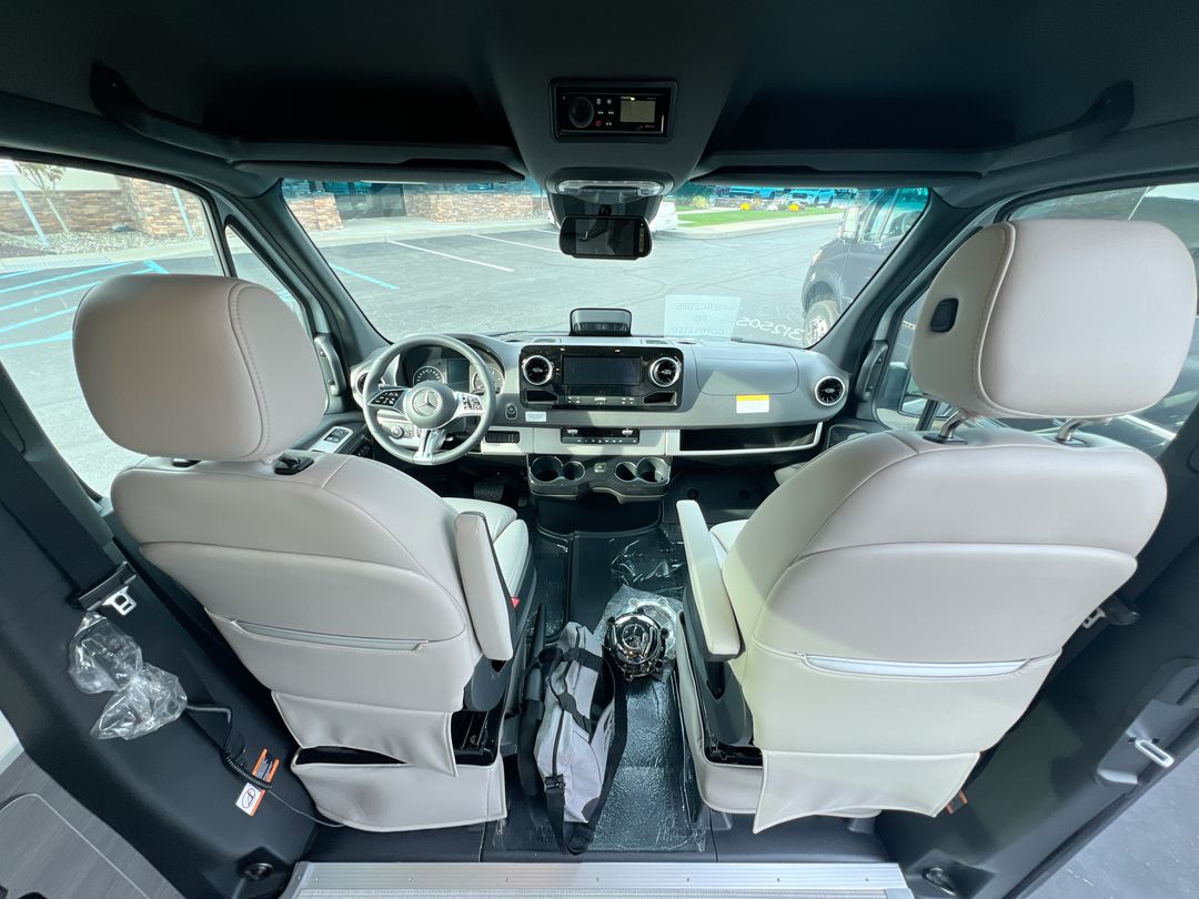 2026 Airstream 24GL 4x2 Passenger Base